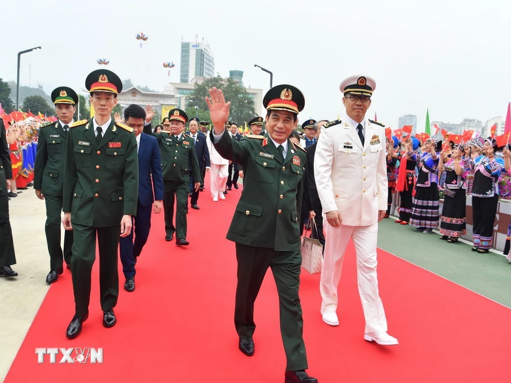 Bộ trưởng Quốc phòng Trung Quốc Đổng Quân đón Bộ trưởng Quốc phòng Phan Văn Giang và các đại biểu sang giao lưu. (Ảnh: TTXVN phát)