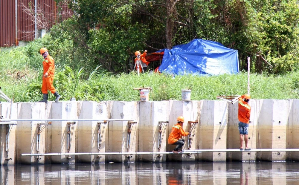 Ngày 19/8/2023, công nhân làm việc trên công trường dự án kênh Tham Lương-Bến Cát-rạch Nước Lên. (Ảnh: Tiến Lực/TTXVN)