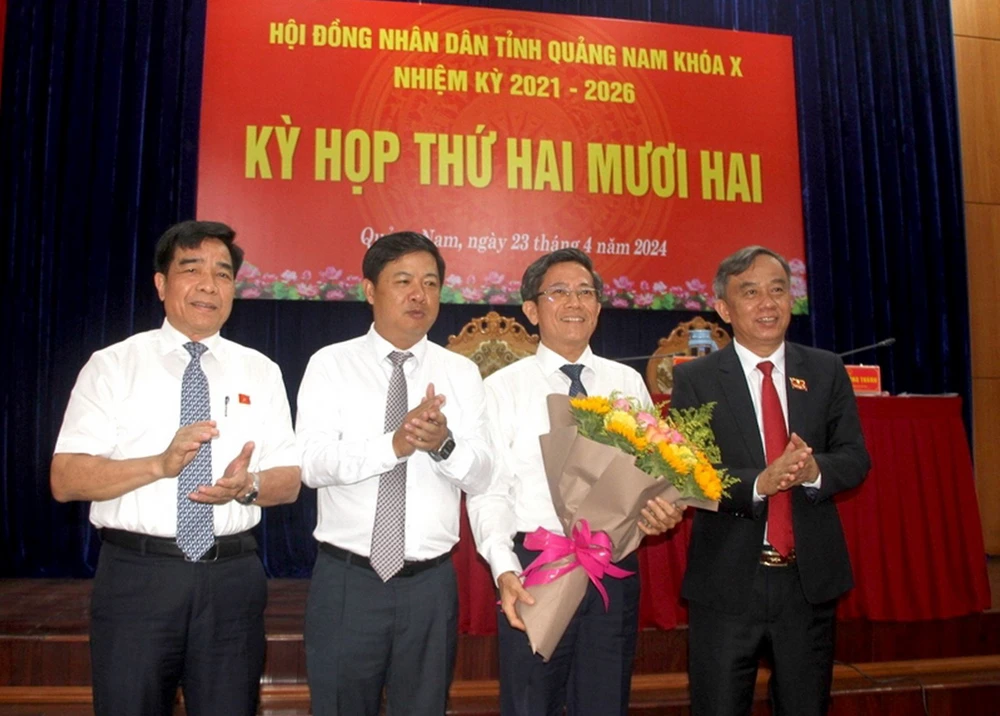 Lãnh đạo tỉnh Quảng Nam chúc mừng ông Trần Nam Hưng được bầu giữ chức Phó Chủ tịch UBND tỉnh nhiệm kỳ 2021-2026. (Nguồn: Báo Điện tử Đảng Cộng sản Việt Nam)