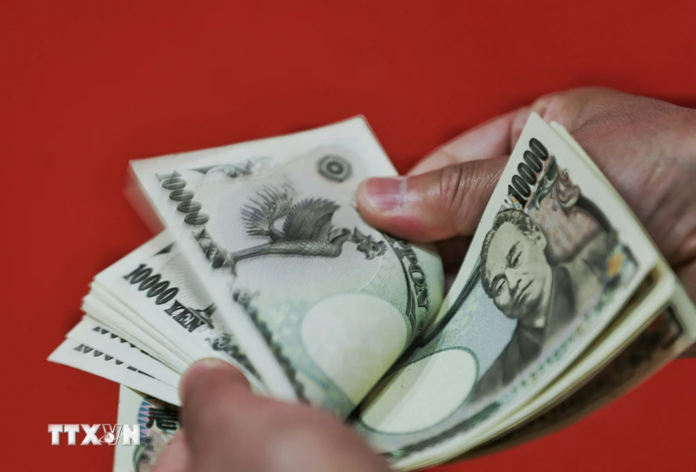 Đồng tiền mệnh giá 10.000 yen của Nhật Bản. (Ảnh: AFP/TTXVN) 