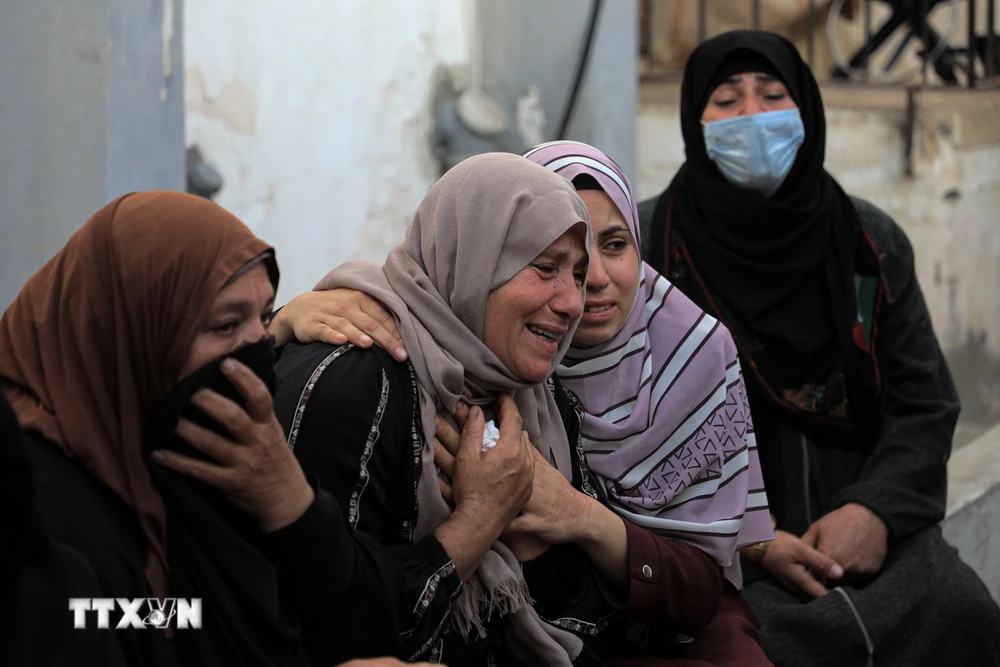 Nỗi đau mất người thân trong cuộc tấn công của Israel vào thành phố Rafah, miền Nam Dải Gaza ngày 21/4/2024. (Ảnh: THX/TTXVN)