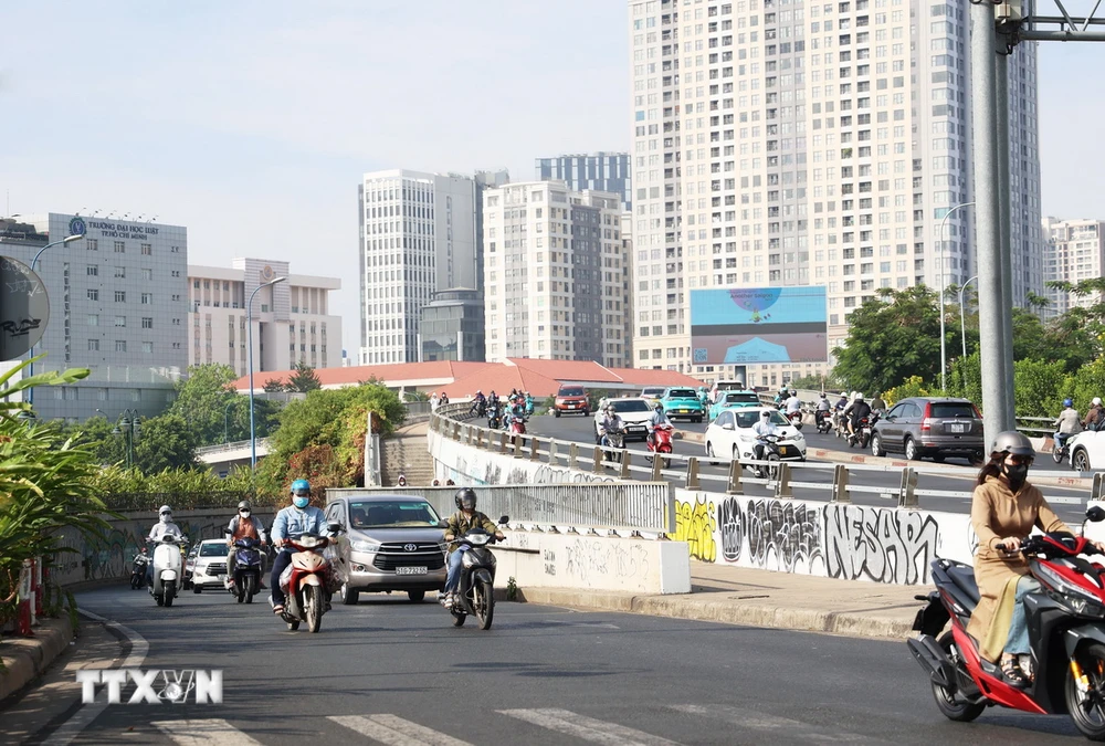 Trong các đợt nắng nóng kéo dài, nhiệt độ thực tế còn cao hơn nhiều so với nhiệt độ đo được, do hiện tượng om nhiệt - sự cộng hưởng giữa nhiệt độ ánh nắng mặt trời với hấp thụ nhiệt của vật liệu trong môi trường, như các bề mặt bêtông. (Ảnh: Hồng Đạt/TTXVN)