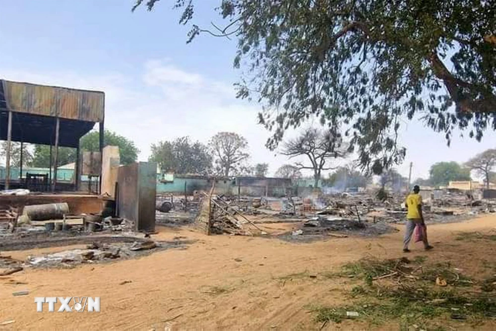 Cảnh đổ nát sau một vụ tấn công tại khu chợ ở al-Fasher, thủ phủ bang Bắc Darfur, Sudan, ngày 1/9/2023. (Ảnh: AFP/TTXVN)