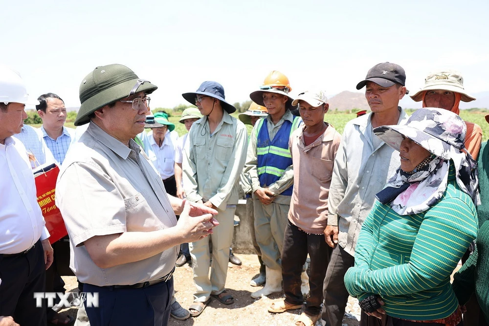 Thủ tướng Phạm Minh Chính trao đổi với người lao động thi công hệ thống thủy lợi Tân Mỹ, đoạn qua huyện Ninh Sơn. (Ảnh: Dương Giang/TTXVN)