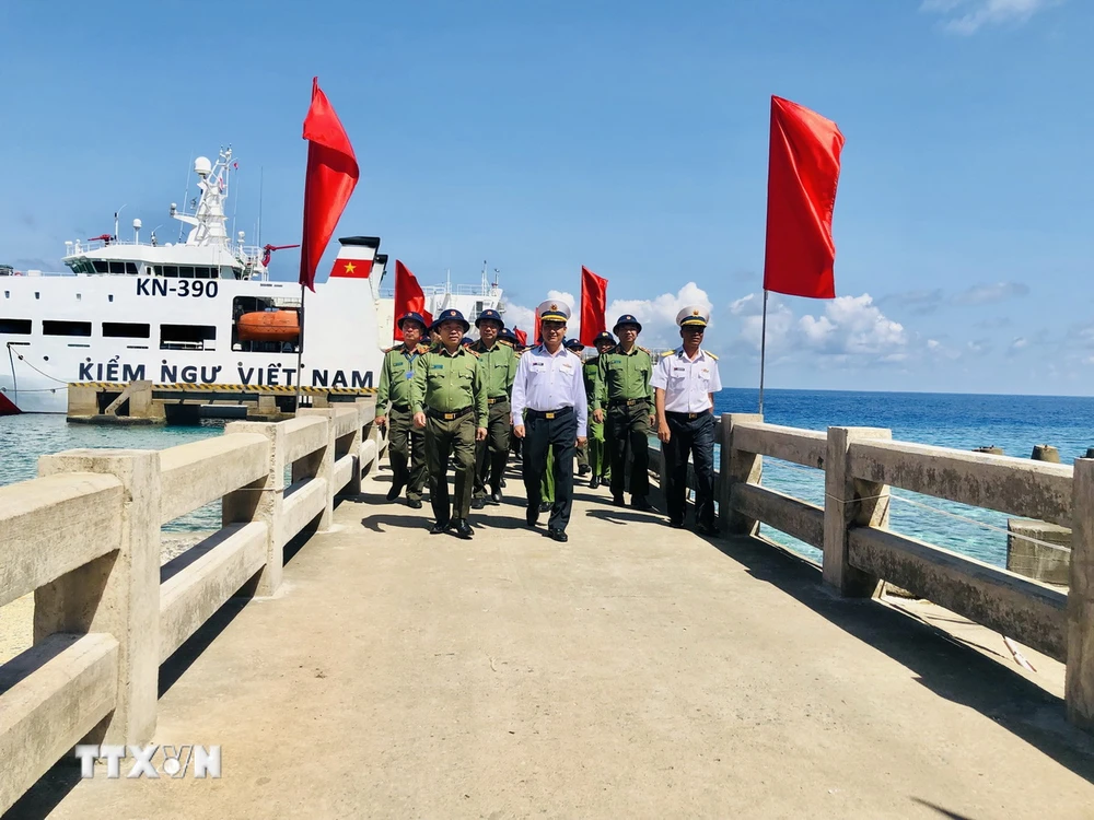 Đoàn công tác số 8 do Đại tá Trần Đức Cảnh, Phó Tham mưu trưởng Hải quân làm trưởng đoàn đến thăm, động viên quân và dân đảo Trường Sa lớn. (Ảnh: Tuyết Mai/TTXVN)