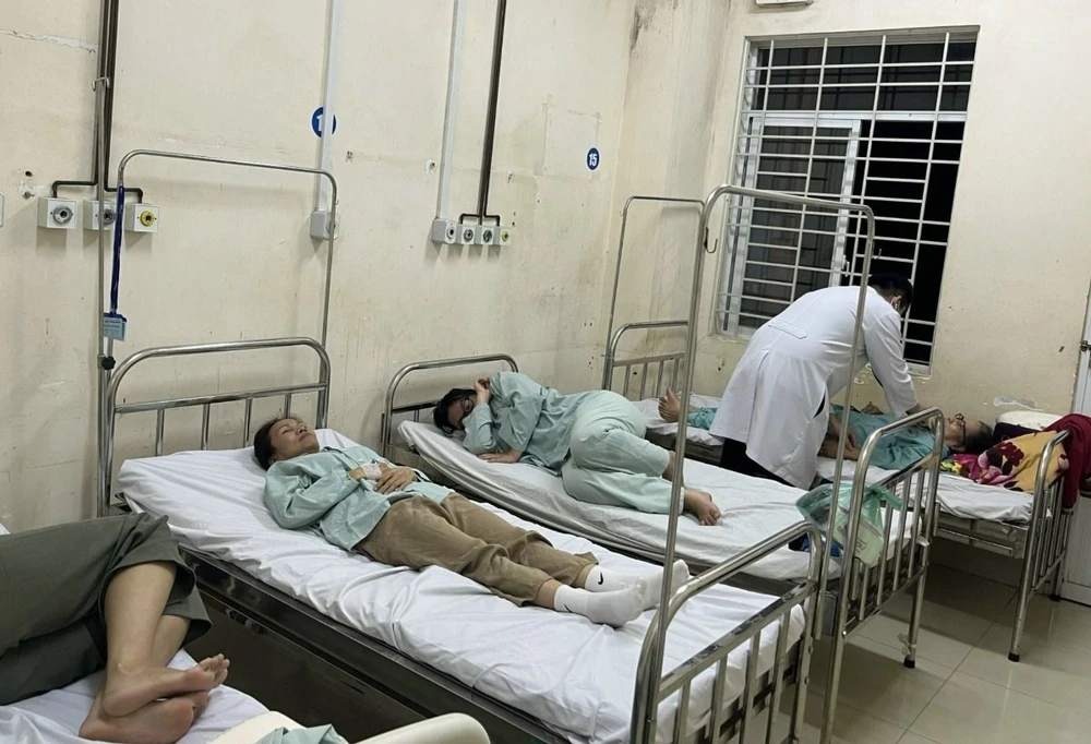 Hơn 70 bệnh nhân nghi ngộ độc đang được điều trị tại Bệnh viện đa khoa khu vực Long Khánh (Đồng Nai) sau khi ăn bánh mỳ. (Ảnh: TTXVN phát)