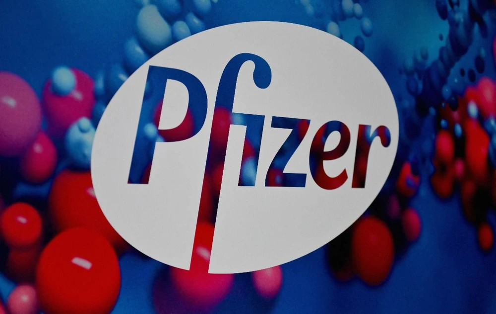 Biểu tượng Pfizer tại trụ sở của hãng ở New York, Mỹ. (Ảnh: AFP/TTXVN)