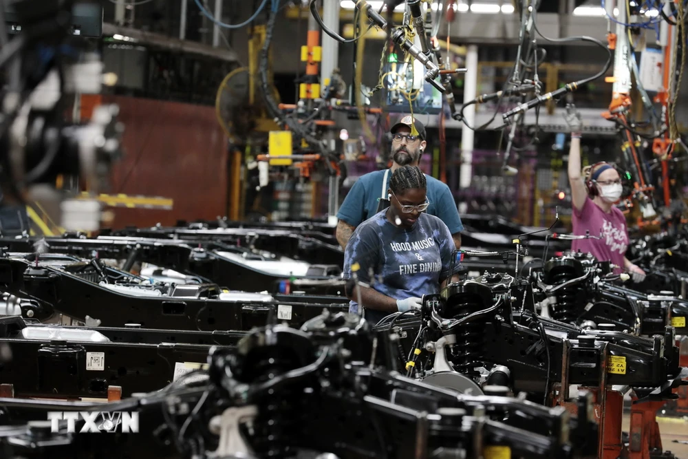 Công nhân làm việc tại một nhà máy ở Dearborn, Michigan, Mỹ. (Ảnh: AFP/TTXVN)