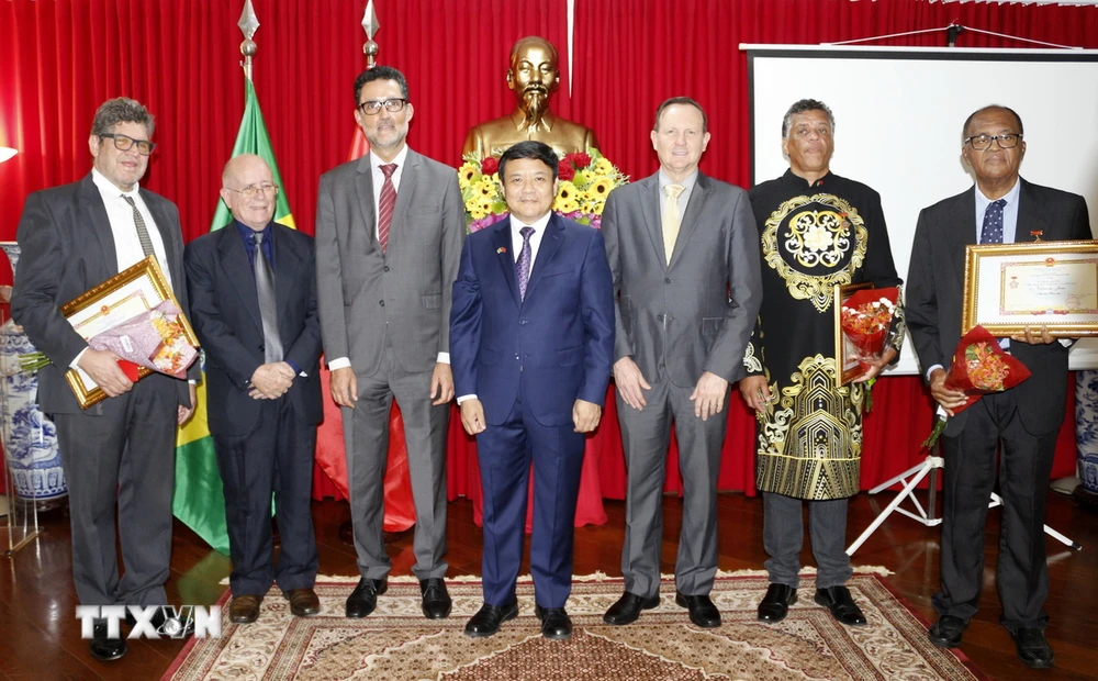 Đại sứ Việt Nam tại Brazil Bùi Văn Nghị cùng quan chức Brazil trong buổi gặp gỡ Hữu nghị Việt Nam-Brazil. (Nguồn: Đại sứ quán Việt Nam tại Brazil)