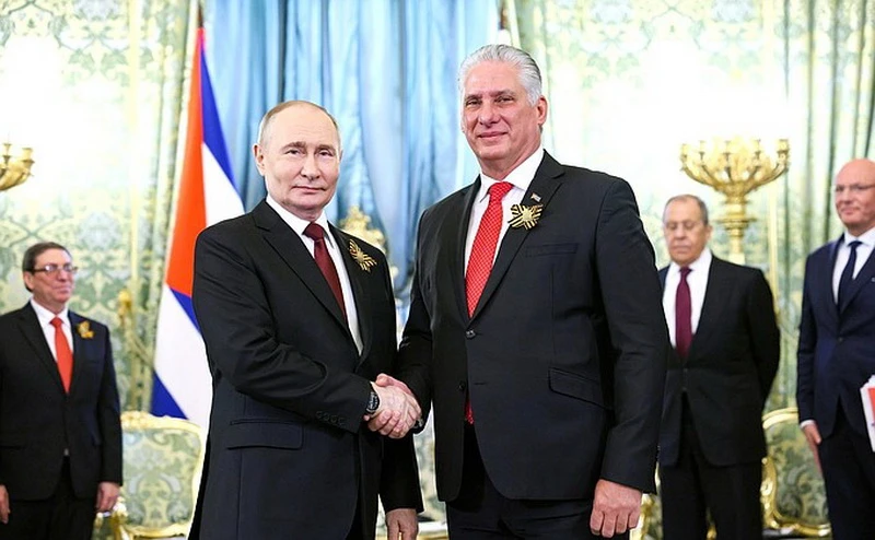 Chủ tịch Cuba Miguel Díaz-Canel (phải) và Tổng thống Nga Vladimir Putin. (Nguồn: Kremlin)