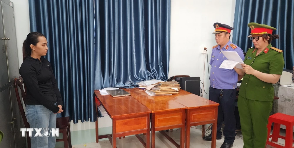 Bị can Nguyễn Thị Thu Trang bị bắt tạm giam về tội lừa đảo chiếm đoạt tài sản. (Ảnh: TTXVN phát)