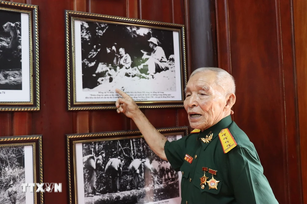 Cựu chiến binh Lê Hữu Long kể về những năm tháng chiến đấu trên cung đường Trường Sơn huyền thoại. (Ảnh: Hoàng Ngà/TTXVN)