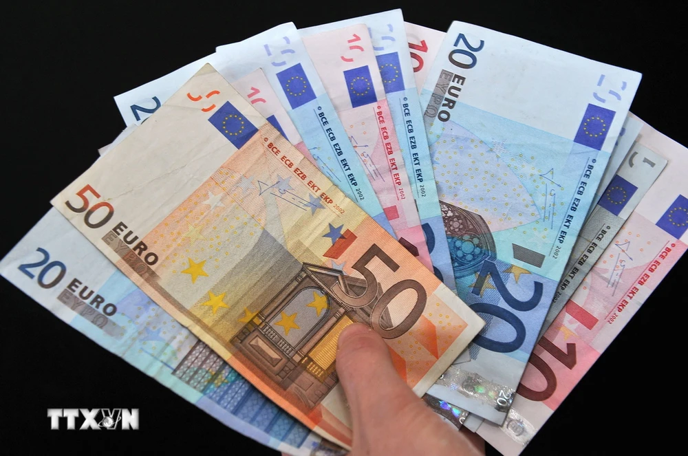 Đồng euro có thể tiếp tục suy yếu so với đồng USD trong thời gian tới. (Nguồn: AFP/TTXVN)