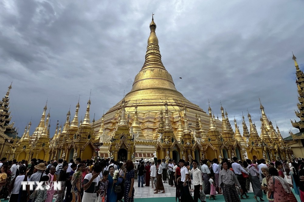 Người dân dự lễ kỷ niệm ngày Phật đản tại chùa Shwedagon ở Yangon, Myanmar, ngày 22/5/2024. (Ảnh: AFP/TTXVN)