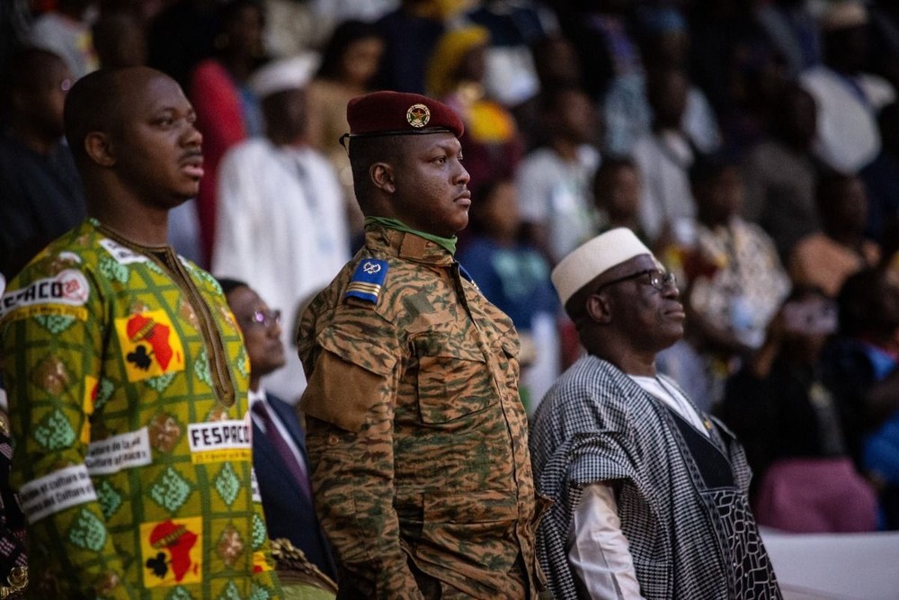 Tổng thống lâm thời Burkina Faso, Đại úy Ibrahim Traoré, dự một sự kiện ở Ouagadougou, ngày 4/3/2023. (Ảnh: AFP/TTXVN)