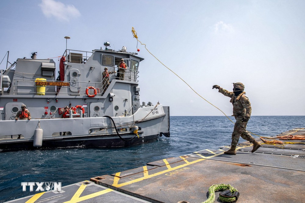 Tàu quân sự của Mỹ tham gia xây dựng cầu tàu tạm thời ở ngoài khơi Dải Gaza, ngày 1/5/2024. (Ảnh: AFP/TTXVN)