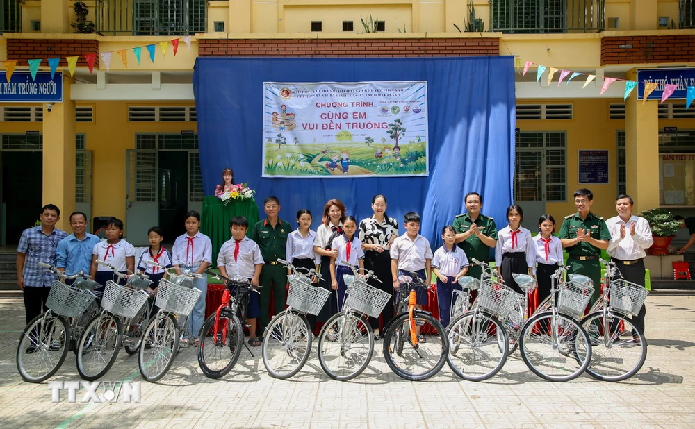 10 chiếc xe đạp được trao cho học sinh có hoàn cảnh khó khăn trên địa bàn xã Tân Bình, huyện Tân Biên, tỉnh Tây Ninh. (Ảnh: Giang Phương/TTXVN)