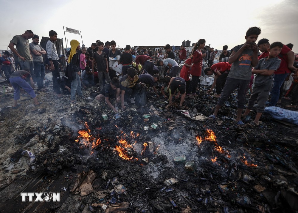 Cảnh tàn phá sau vụ tấn công của quân đội Israel nhằm vào khu trại tị nạn dành cho người Palestine ở Rafah, Dải Gaza, ngày 27/5/2024. (Ảnh: AA/TTXVN)