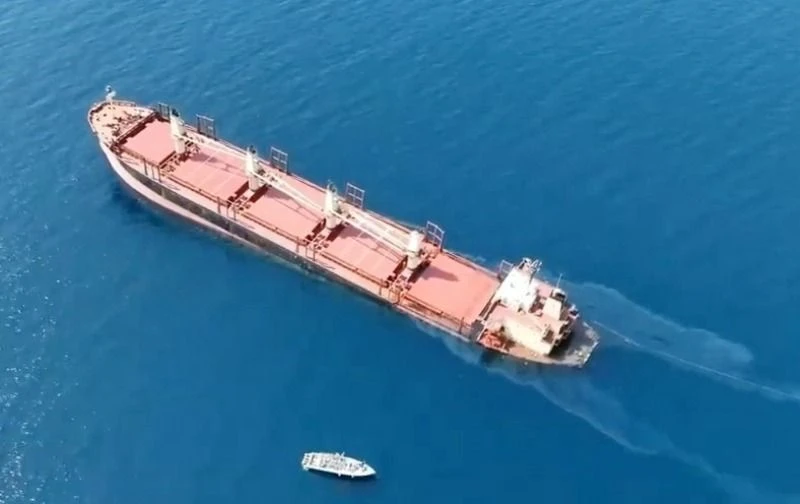 Tàu chở hàng neo gần bờ biển Yemen sau khi bị lực lượng Houthi tấn công ngày 18/2/2024. (Ảnh: THX/TTXVN)