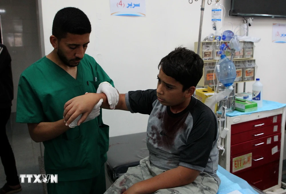 Điều trị cho em nhỏ bị thương tại một bệnh viện ở Rafah, Dải Gaza khi xung đột tiếp diễn giữa Israel và Hamas, ngày 15/5/2024. (Ảnh: THX/TTXVN)