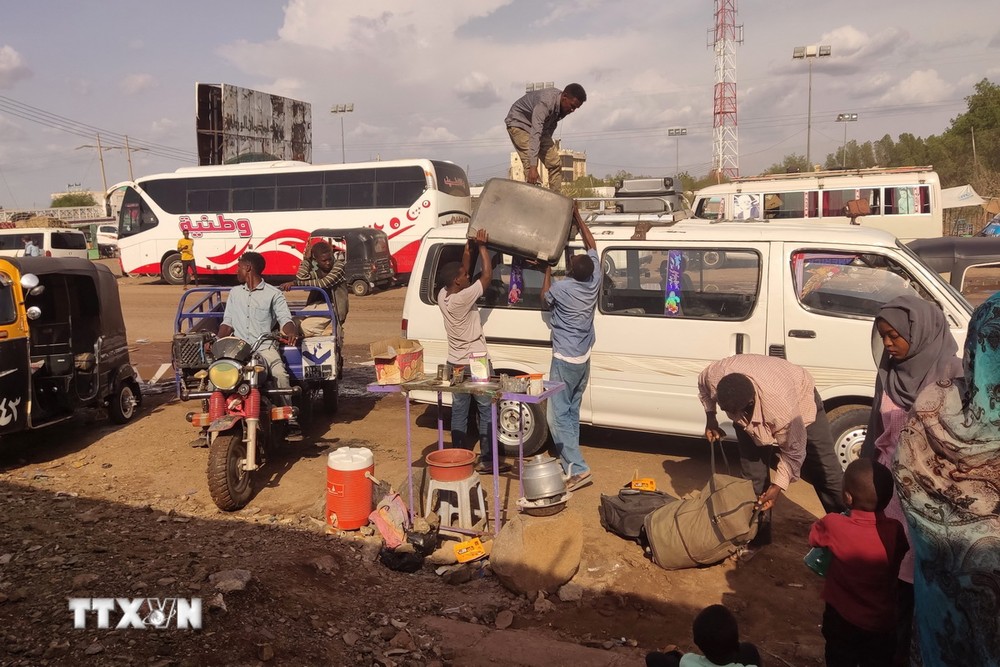 Người dân sơ tán tránh xung đột tới bang Gadaref, miền Đông Sudan. (Ảnh: AFP/TTXVN)