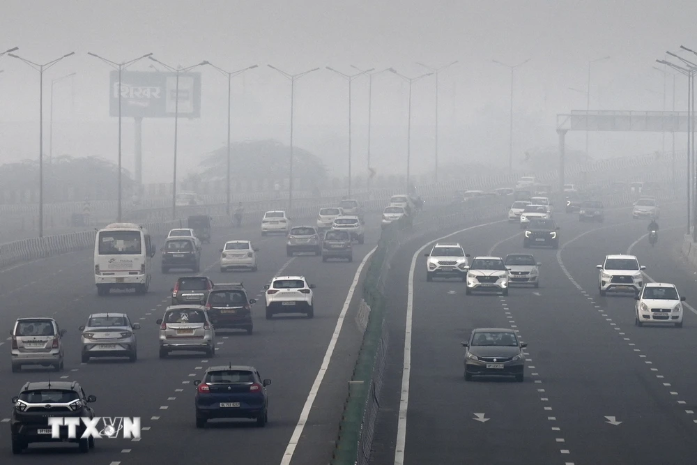 Khói mù ô nhiễm bao phủ dày đặc tại New Delhi, Ấn Độ. (Ảnh: AFP/TTXVN)