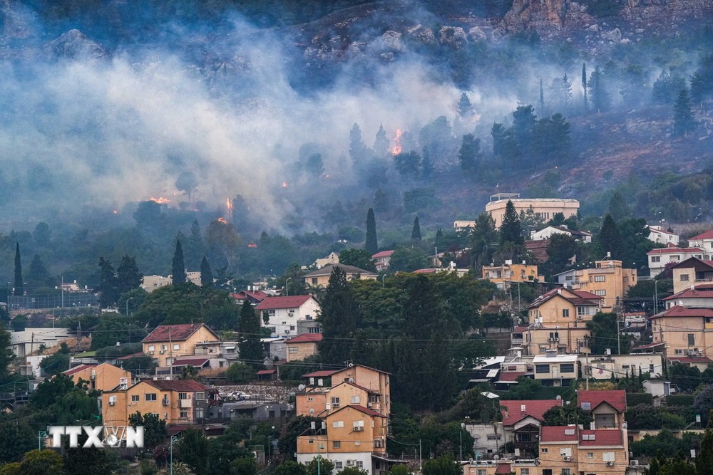 Đám cháy bùng phát ở Kiryat Shmona, miền Bắc Israel, sau các vụ tấn công bằng tên lửa từ Liban ngày 3/6/2024. (Ảnh: THX/TTXVN)