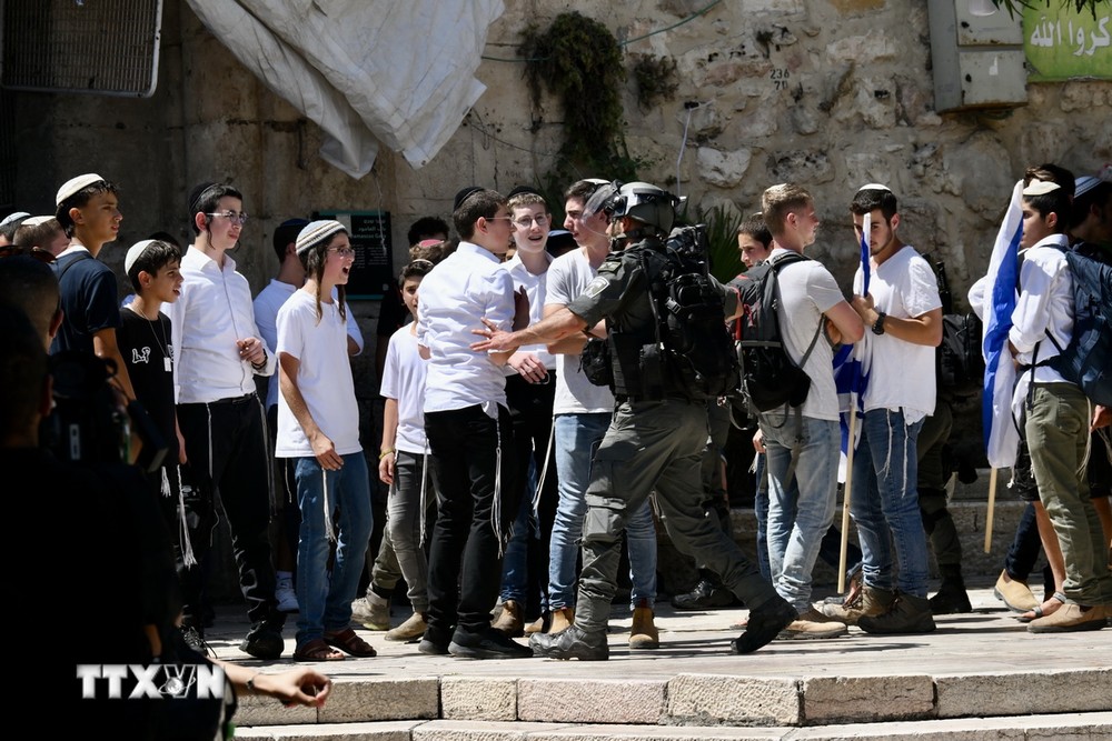 Cánh sát Israel đảm bảo an ninh khi hàng chục nghìn người Do Thái tham gia tuần hành nhân Ngày Jerusalem ở Đông Jerusalem ngày 5/6/2024. (Ảnh: AA/TTXVN)