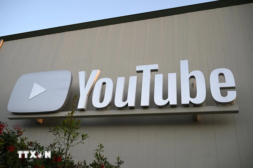 Biểu tượng YouTube tại California, Mỹ. (Ảnh: AFP/TTXVN)