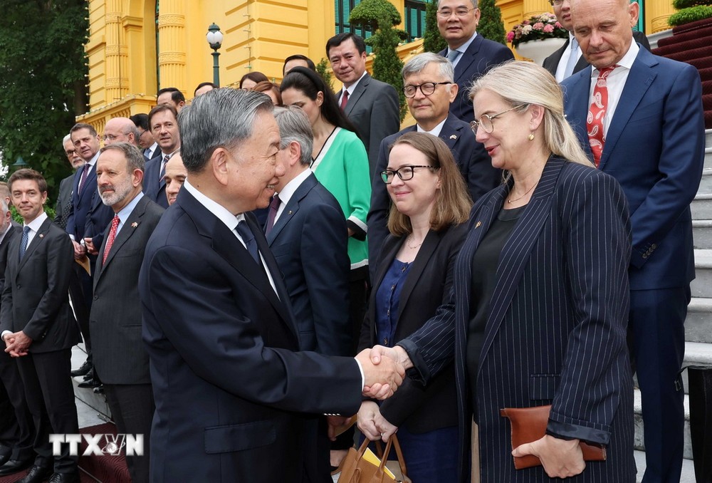 Chủ tịch nước Tô Lâm với Đại sứ, Đại biện các nước Liên minh châu Âu tại Việt Nam. (Ảnh: Nhan Sáng/TTXVN)