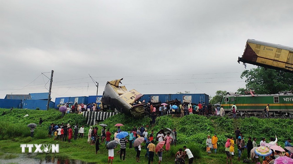 Hiện trường vụ tai nạn đường sắt ở khu vực Darjeeling, thuộc bang Tây Bengal, miền Đông Ấn Độ ngày 17/6/2024. (Ảnh: ANI/TTXVN)