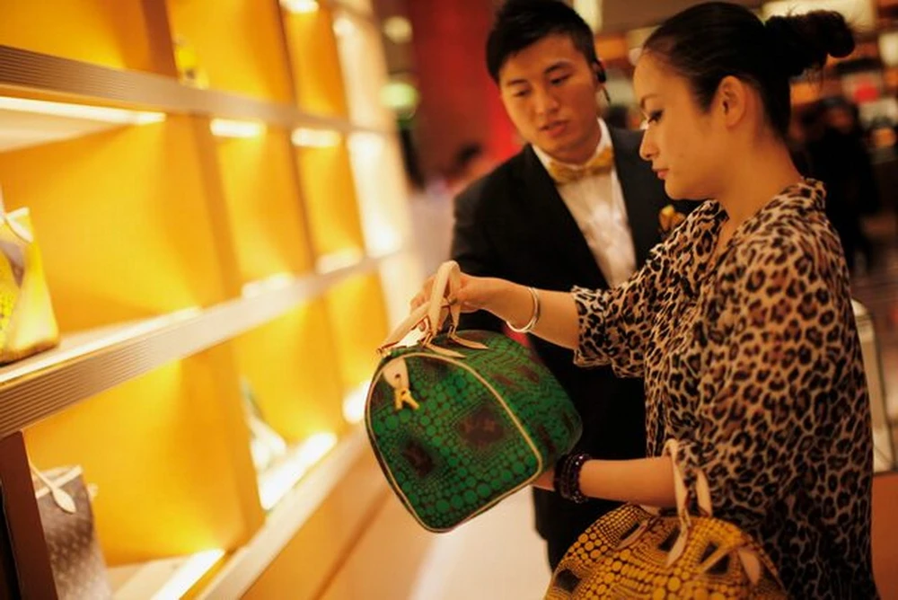Khách hàng mua sắm trong một cửa hàng của Louis Vuitton ở Thượng Hải, Trung Quốc. (Nguồn: Reuters)