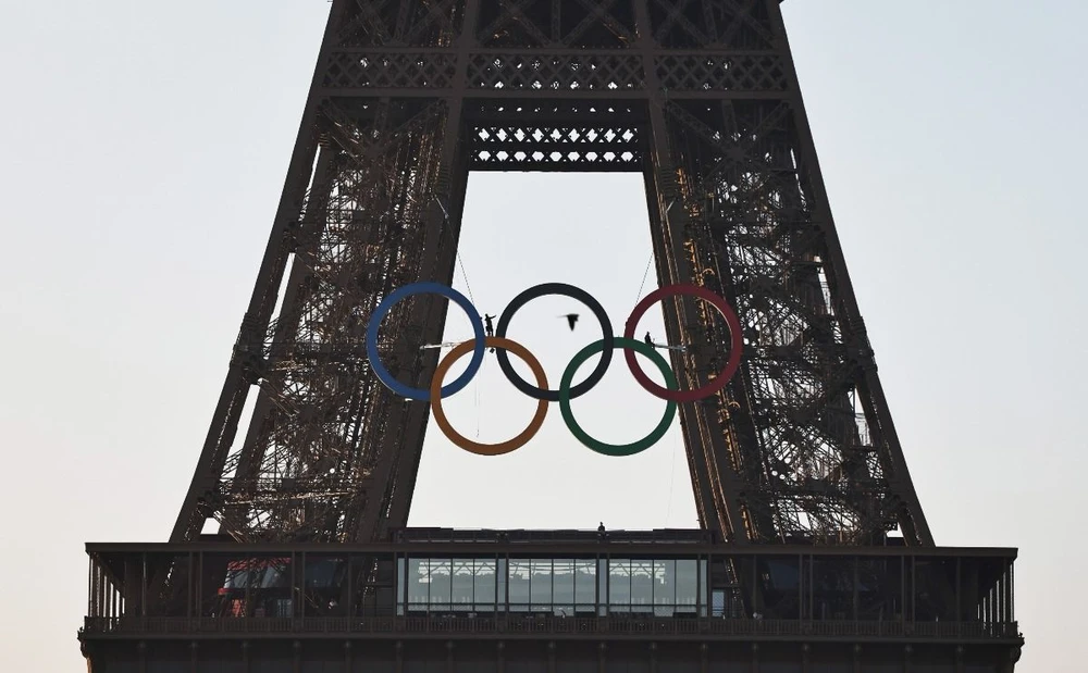 Biểu tượng Olympic được dựng trên tháp Eiffel ở thủ đô Paris, Pháp, ngày 7/6/2024. (Ảnh: THX/TTXVN)