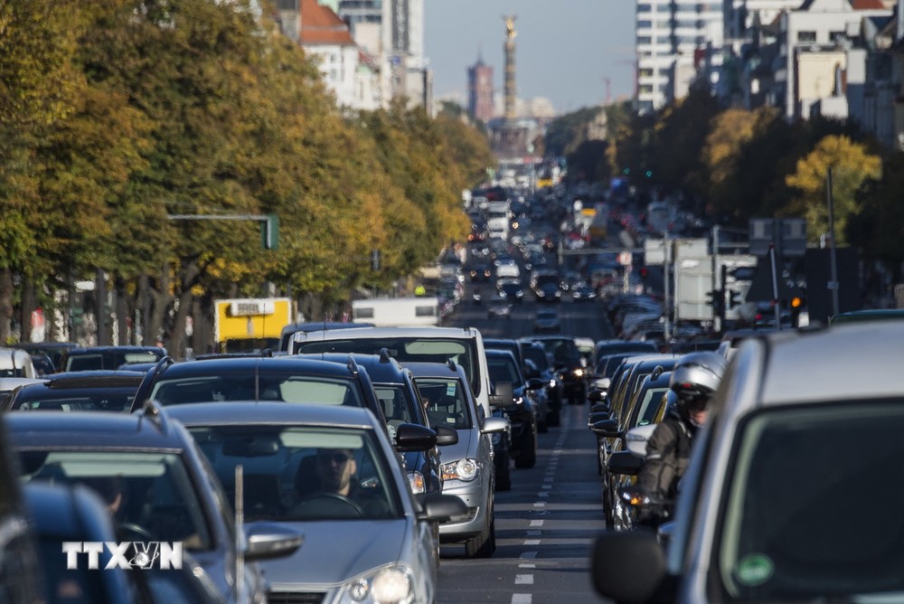 Dòng xe ôtô di chuyển ở Berlin, Đức. (Nguồn: AFP/TTXVN)