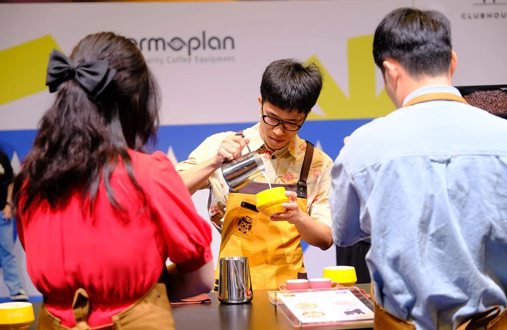 Thí sinh Việt Nam Nguyễn Đăng Sơn tham dự cuộc thi quốc tế pha chế càphê latte nghệ thuật. (Nguồn: Báo Quốc tế)