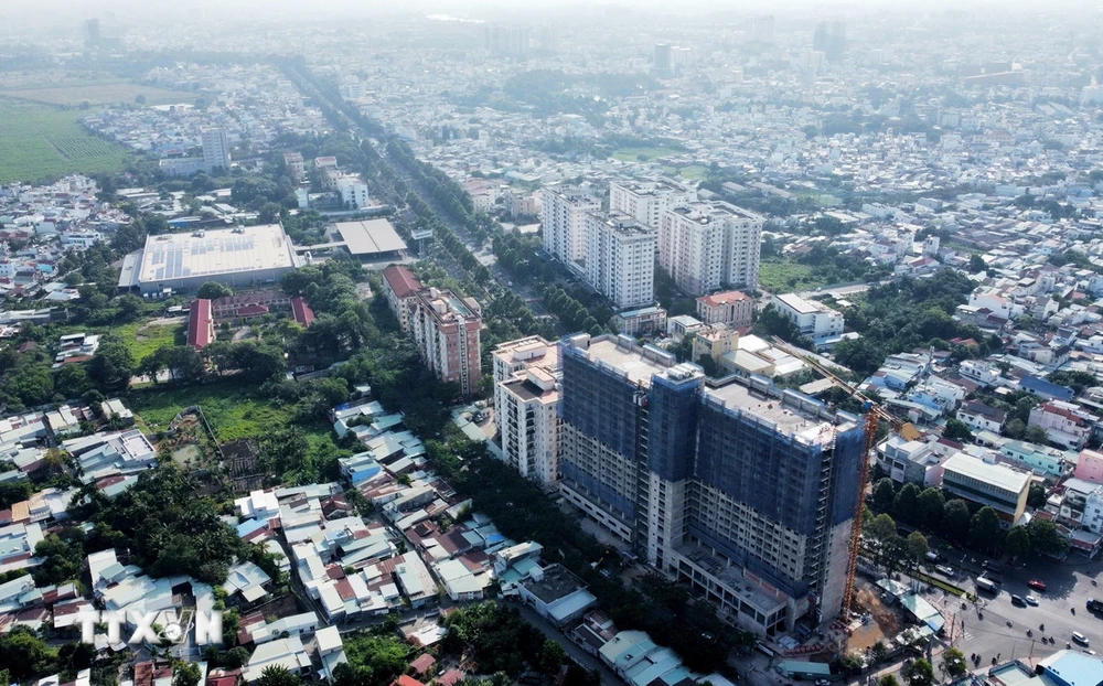 Thành phố Hà Nội đẩy mạnh thực hiện Chương trình tín dụng 120.000 tỷ đồng cho vay ưu đãi phát triển nhà ở xã hội, nhà ở công nhân, cải tạo xây dựng lại chung cư theo Nghị quyết số 33/NQ-CP ngày 11/3/2023 của Chính phủ. (Ảnh: Hồng Đạt/TTXVN)