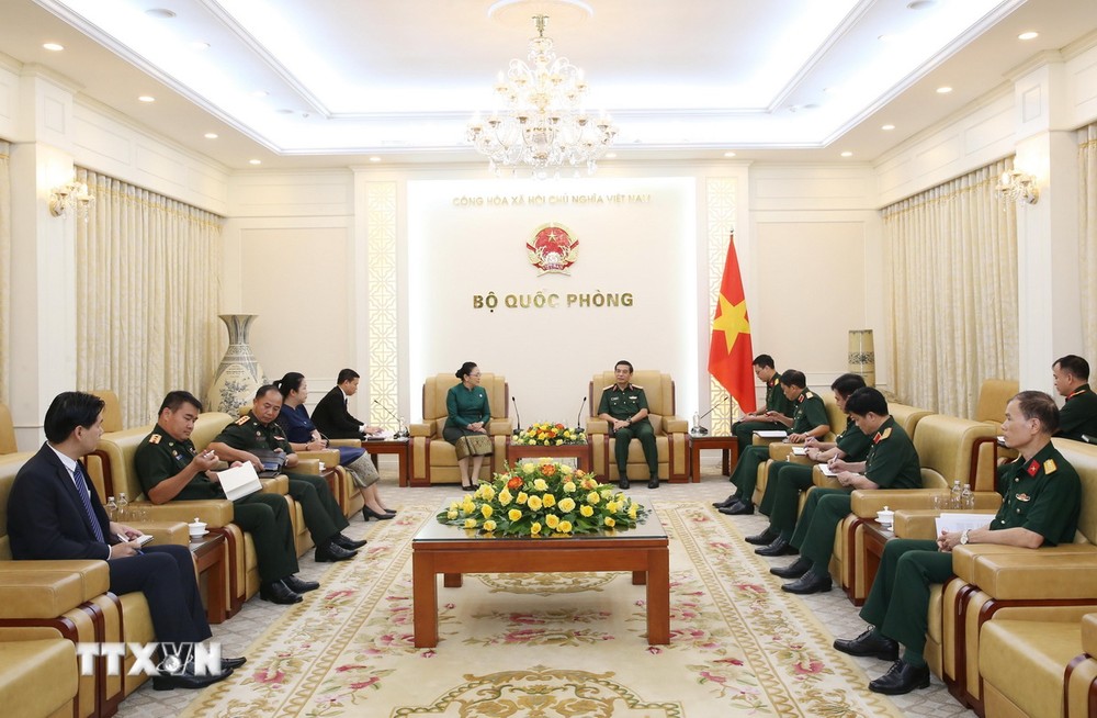 Đại tướng Phan Văn Giang (phải) tiếp bà Khamphao Ernthavanh, Đại sứ Lào tại Việt Nam. (Ảnh: Hồng Pha/TTXVN phát)