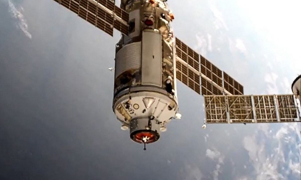 Module Nauka của Cơ quan vũ trụ LB Nga Roscosmos hạ cánh xuống Trạm Vũ trụ Quốc tế ngày 29/7/2021. (Ảnh: AFP/TTXVN)