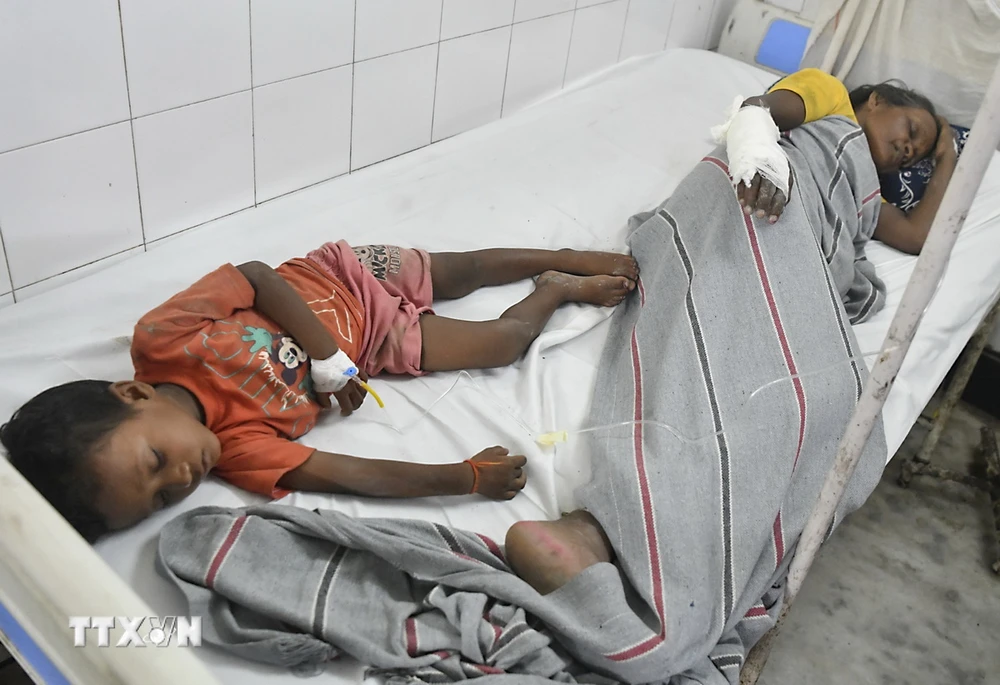 Nạn nhân bị thương sau vụ giẫm đạp tại bang Uttar Pradesh, Ấn Độ được điều trị tại bệnh viện ngày 3/7/2024. (Ảnh: THX/TTXVN)