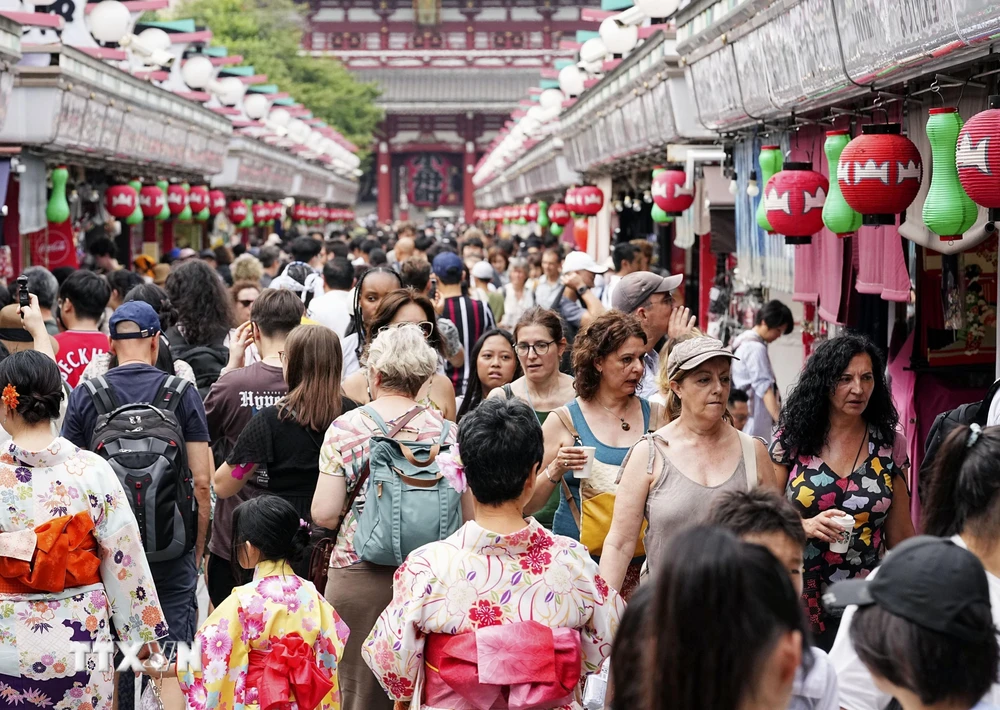 Khách du lịch tại Tokyo, Nhật Bản. (Ảnh: Kyodo/TTXVN)