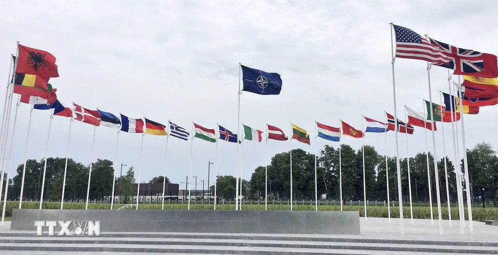 Cờ NATO và quốc kỳ các nước thành viên tại trụ sở NATO ở Brussels, Bỉ. (Ảnh: Kyodo/TTXVN)