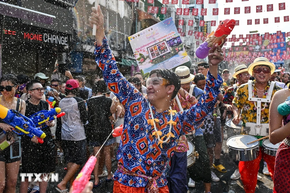 Người dân tham gia lễ hội té nước Songkran ở Bangkok, Thái Lan ngày 12/4/2024. (Ảnh: AFP/TTXVN)