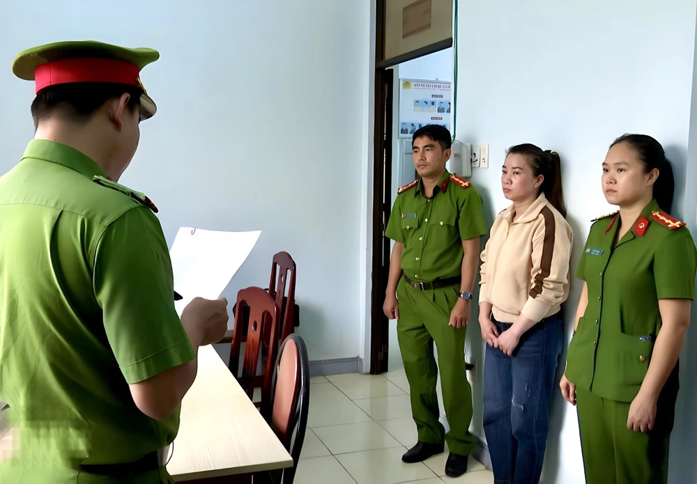 Cơ quan Cảnh sát điều tra (Công an tỉnh Bạc Liêu) tiến hành tống đạt lệnh bắt tạm giam bị can Diệp Ngọc Hiểu. (Ảnh: TTXVN phát)