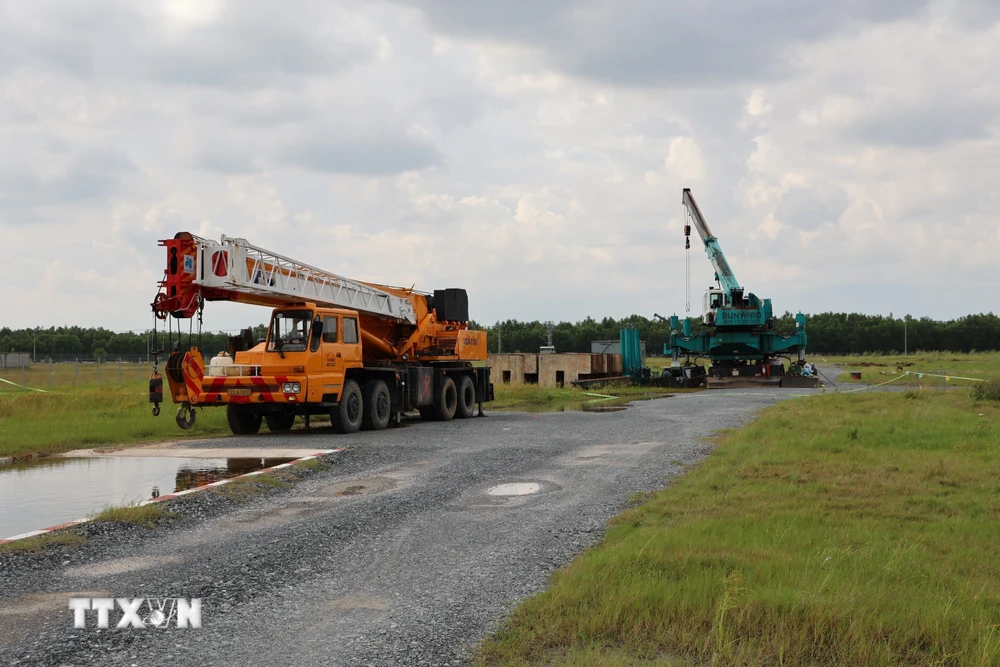 Chủ tịch Ủy ban Nhân dân tỉnh Long An Nguyễn Văn Út yêu cầu các đơn vị, địa phương tập trung thực hiện tốt giải phóng mặt bằng. (Ảnh minh họa: Minh Hưng/TTXVN)