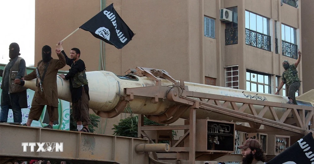 Các tay súng "Nhà nước Hồi giáo" (IS) tự xưng tại thành phố Raqa, Syria, ngày 30/6/2014. (Ảnh: AFP/TTXVN)