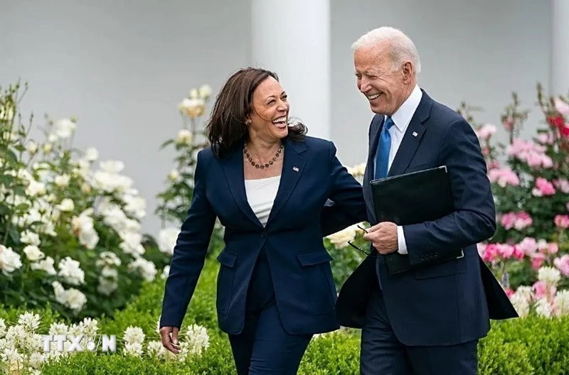 Phó Tổng thống Kamala Harris (trái) ca ngợi Tổng thống Joe Biden (phải) đã đưa ra quyết định “mang tinh thần yêu nước,” đồng thời tuyên bố sẽ giành được đề cử của đảng Dân chủ và đánh bại ông Trump trong cuộc bầu cử sắp tới. (Ảnh: White House/TTXVN)