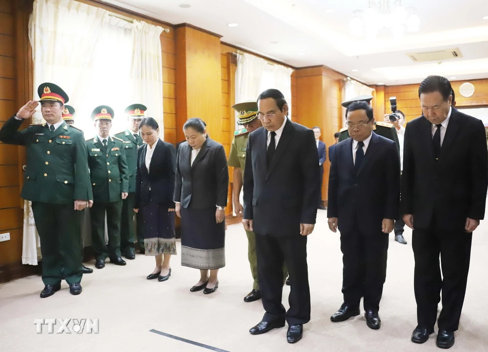 Thường trực Ban Bí thư Lào Bounthong Chitmany và đoàn viếng dành phút mặc niệm tưởng nhớ Tổng Bí thư Nguyễn Phú Trọng. (Ảnh: Xuân Tú/TTXVN)