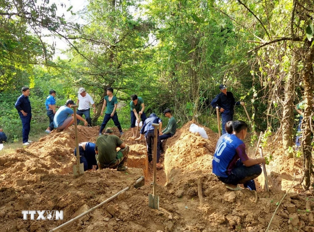 Cán bộ, chiến sỹ Đội K91 làm nhiệm vụ tìm kiếm, quy tập hài cốt liệt sỹ, quân tình nguyện Việt Nam hy sinh ở chiến trường Campuchia. (Ảnh: TTXVN phát)