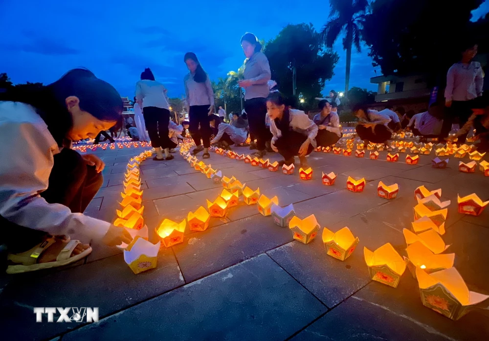 Thắp nến trong Đại lễ cầu siêu tri ân anh hùng liệt sỹ tại Quảng trường Giải phóng, thị xã Quảng Trị. (Ảnh: Nguyên Linh/TTXVN)