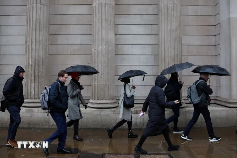 Người lao động di chuyển trong giờ cao điểm ở London, Anh ngày 8/2/2024. (Ảnh: Reuters/TTXVN)